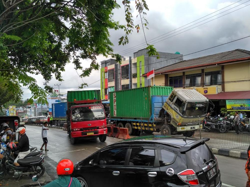 Konyol, Raksasa Jalan Mogok karena Kehabisan Solar di Tanjakan Rapak