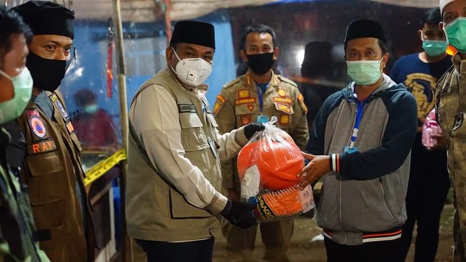 Bupati Bone Salurkan APD ke Petugas Posko Perbatasan 