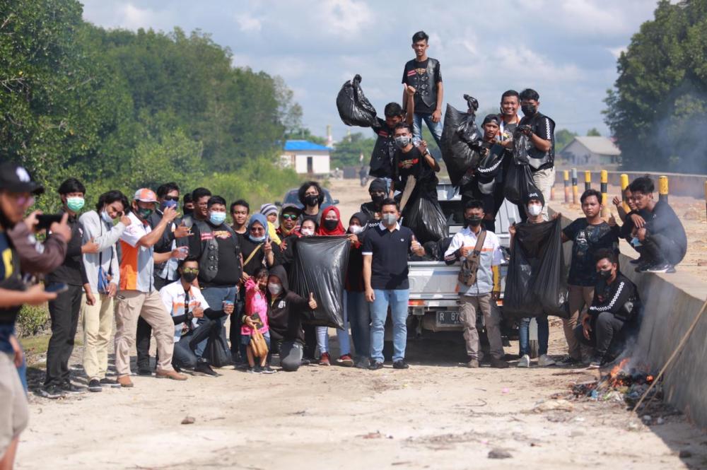 Peringati Hari Jadi, MOCB Gelar Bersih-bersih Pantai
