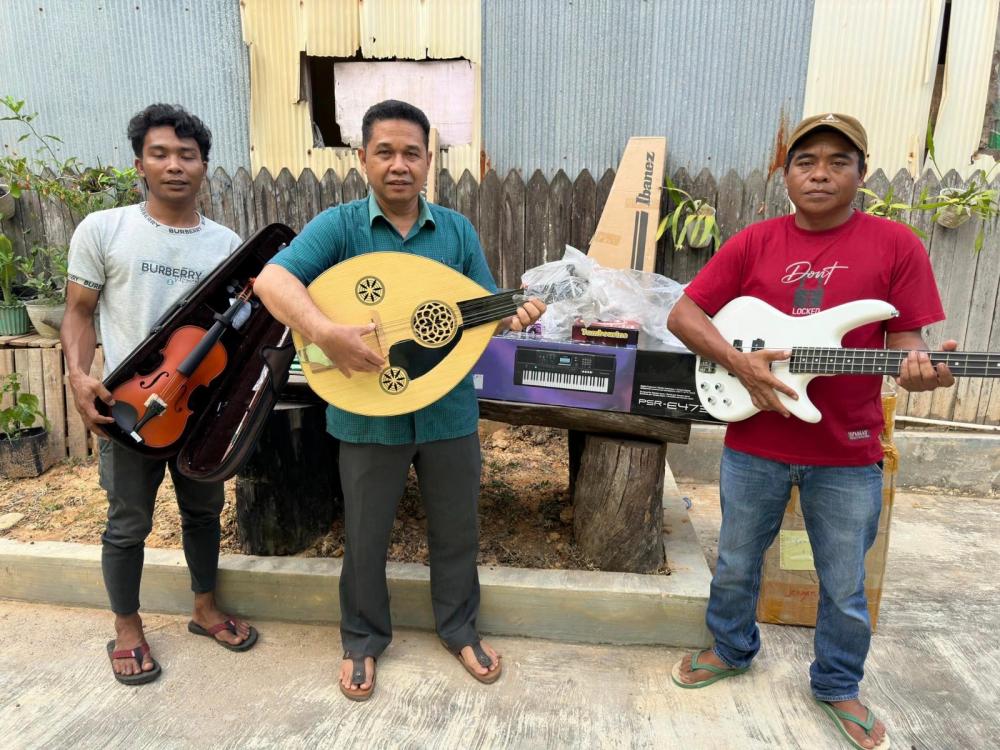 Dukung Pelestarian Kesenian Daerah, Ketua DPRD Kutim Serahkan Bantuan Alat Musik
