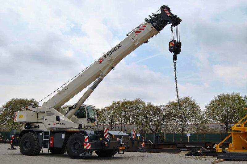 SSB Gandeng Terex Hadirkan Rough Terrain Crane Berstandar Internasional di Indonesia