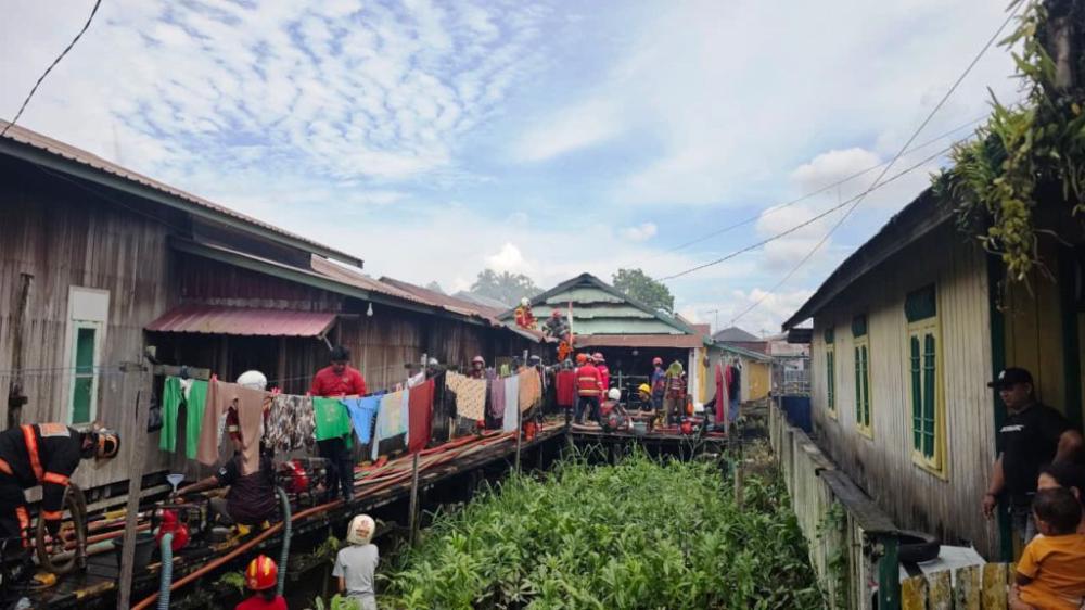 Api Mengamuk di Samarinda Seberang, Lima Rumah dan Satu Bangsalan Hangus