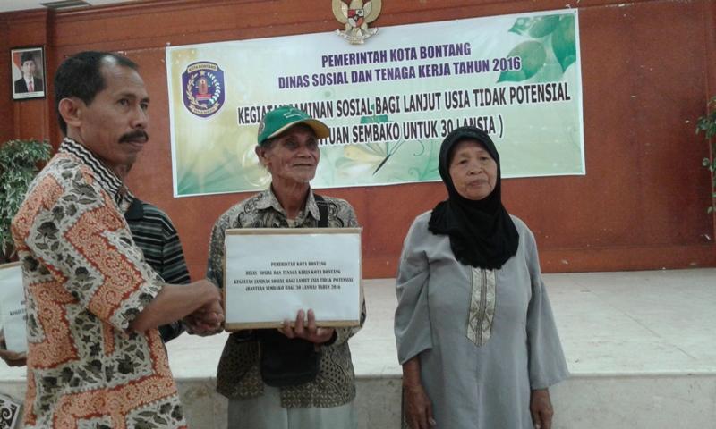DISOSNAKER BONTANG BERI BANTUAN SEMBAKO UNTUK 30 LANSIA TIDAK PRODUKTIF