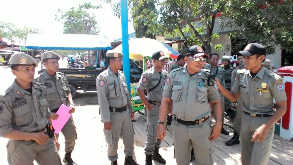 DIPERINGATI SATPOL PP, PKL TURUT SALAHKAN MOBIL PARKIR