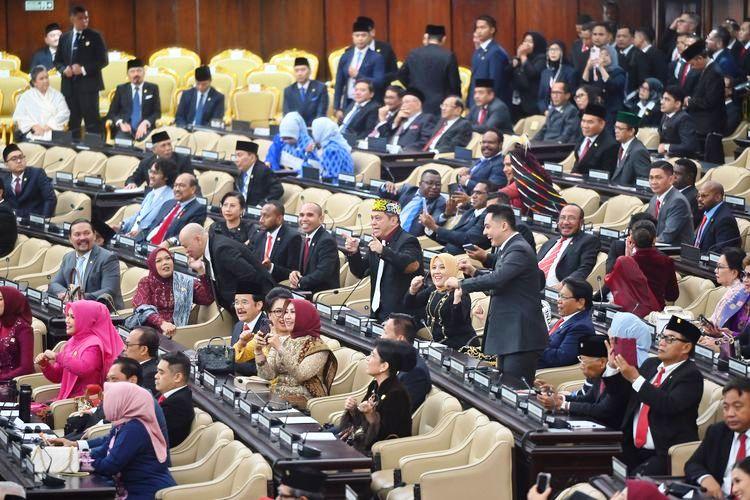 Di Balik Joget dan Skandal Senator Muda Kalsel: Citra Segar, Gagasan Hampa 