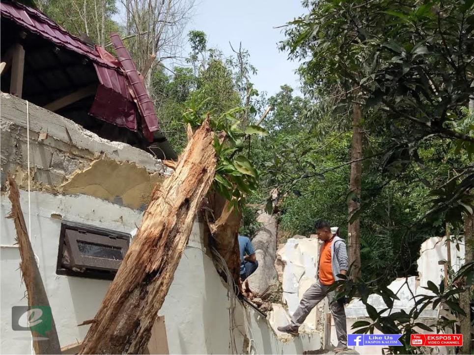 Rujab Ketua Pengadilan Negeri Sangatta Tertimpa Pohon Tumbang 
