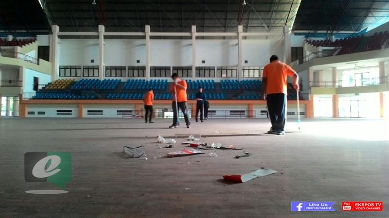 DISPORA BONTANG KEMBALI BERSIHKAN GOR BONTANG LESTARI