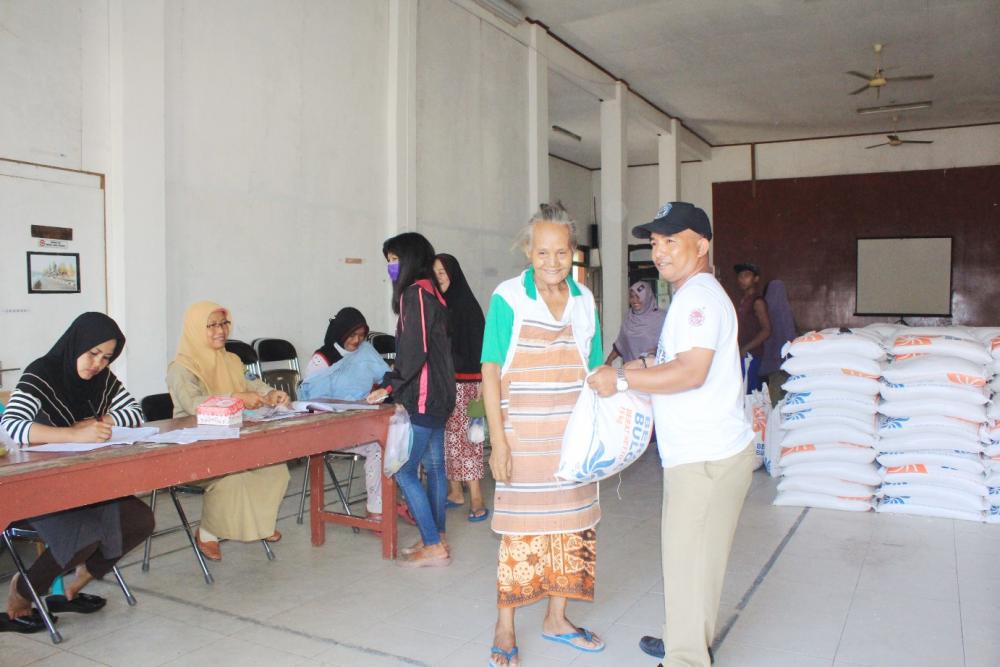 KELURAHAN LOKTUAN MEMBAGIKAN 1656 KARUNG BERAS RASKIN