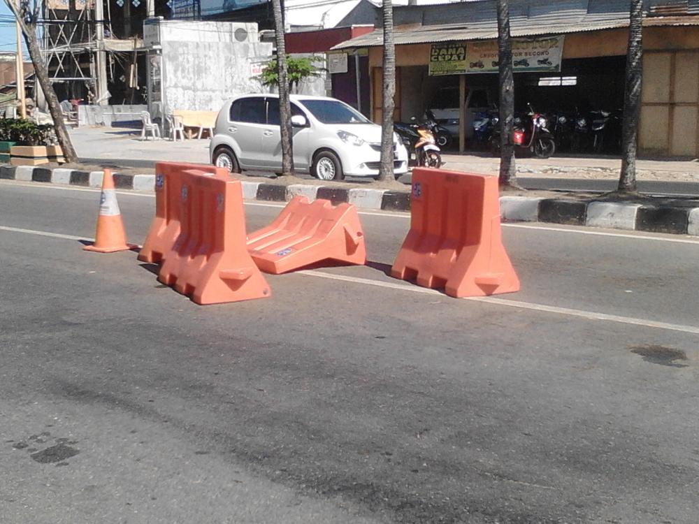 KEBERADAAN TRAFFICK BLOCK DI JALAN BHAYANGKARA DIKELUKAN PENGENDARA 