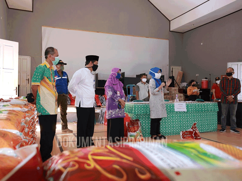 Sejumlah Warga Terdampak Corona di Bonsel Terima BLT Rp 500 Ribu