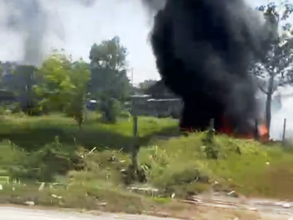 Sampah dan Ban Terbakar, Semak Belukar di Jalan Selat Lombok Menyala