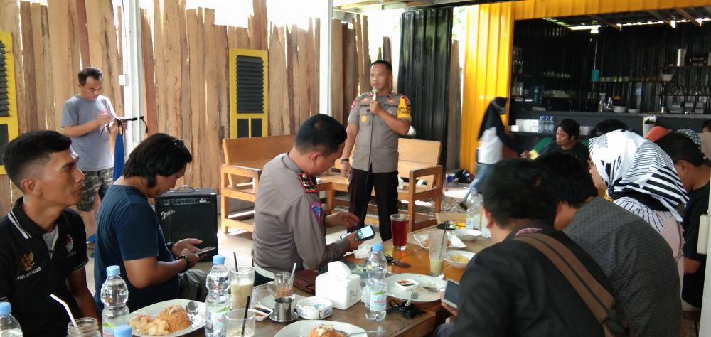 Danyon C Brimob Bersilaturahmi dengan Wartawan di Bone
