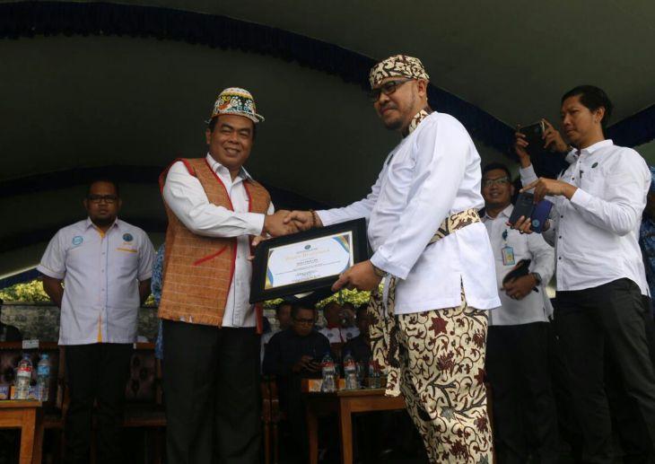 Rustam Efendi Lubis Dapat Penghargaan Tokoh Peduli Anti Narkoba