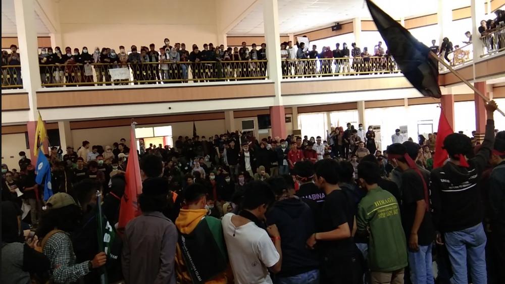 Aksi Aliansi Pemuda dan Mahasiswa Bone di DPRD Berujung Anarkis