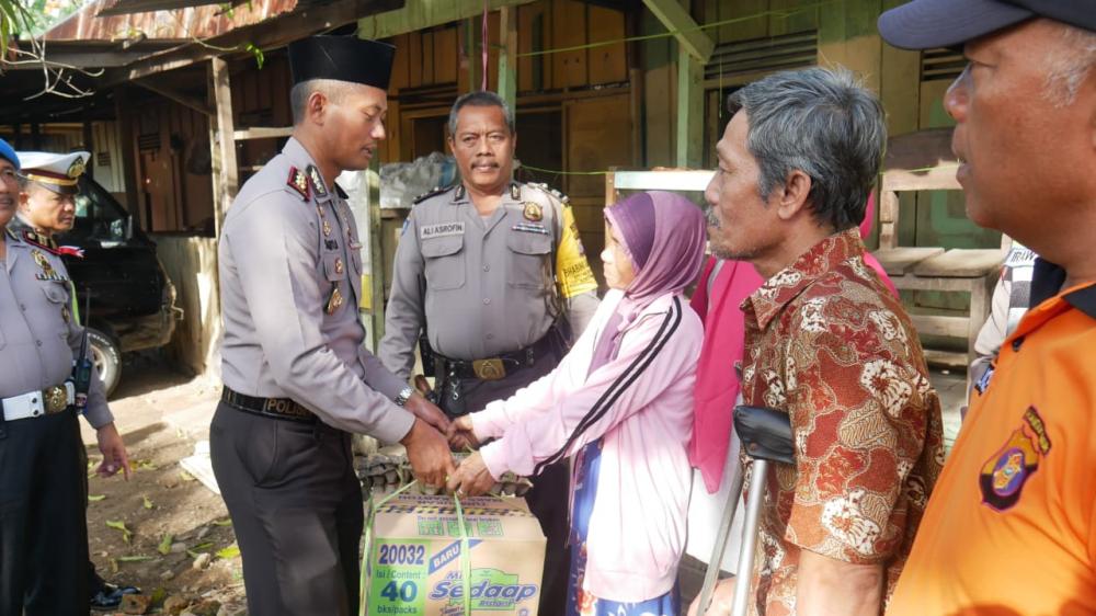Jumat Berbagi, Polres Bontang Bantu Sembako Warga Kurang Mampu 