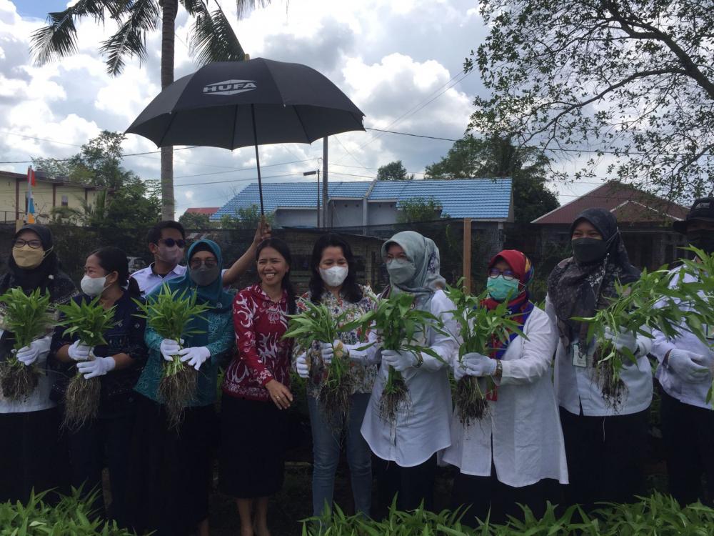 Sekda Bontang Hadiri Panen Perdana Sayur Dasawisma Kampis Hilir 