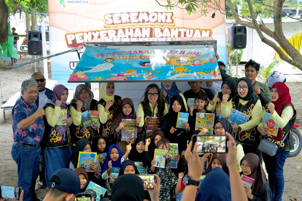 Dukung Kemajuan Pendidikan Maratua, Pupuk Kaltim Salurkan Bantuan Perpustakaan Keliling hingga Ratus