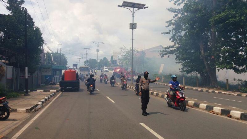 Asap Kebakaran di Jalan Pupuk Raya Ganggu Jarak Pandang