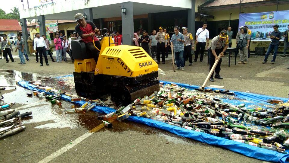 Ribuan Botol Miras dan Ratusan Knalpot Racing Dimusnahkan di Polres Bone