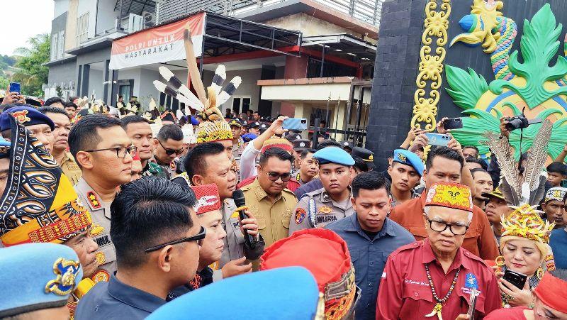 Ratusan Warga Geruduk Polres Kukar: Suara Kami Dibungkam!