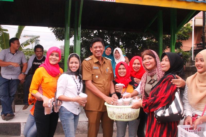 BERBAGI KASIH, SRIKANDI HANURA BONTANG BAGIKAN TAKJIL UNTUK PENGENDARA
