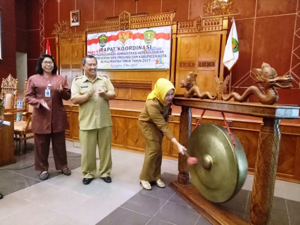 Rakor Kependudukan Resmi Dibuka dengan Pemukulan Gong