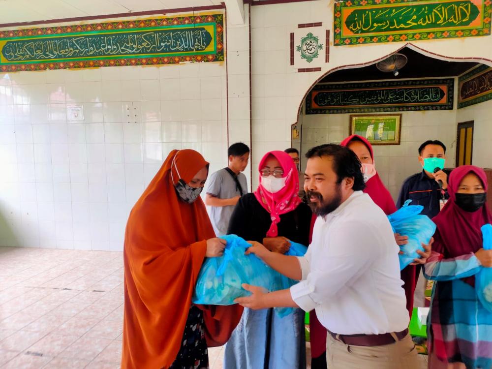 Agus Haris Bagikan 80 Paket Sembako di Kampung Sidrap