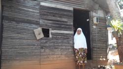 MIRIS, JANDA PARUH BAYA INI TINGGAL DIGUBUK BERLANTAIKAN TANAH