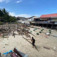 Rumah Ambruk ke Laut di Balikpapan, Bayi 4 Bulan Selamat dari Terjangan Ombak